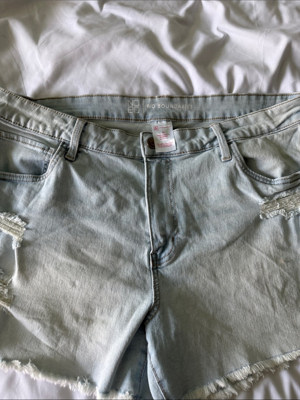 No Boundaries Light Wash  Denim Shorts juniors 19